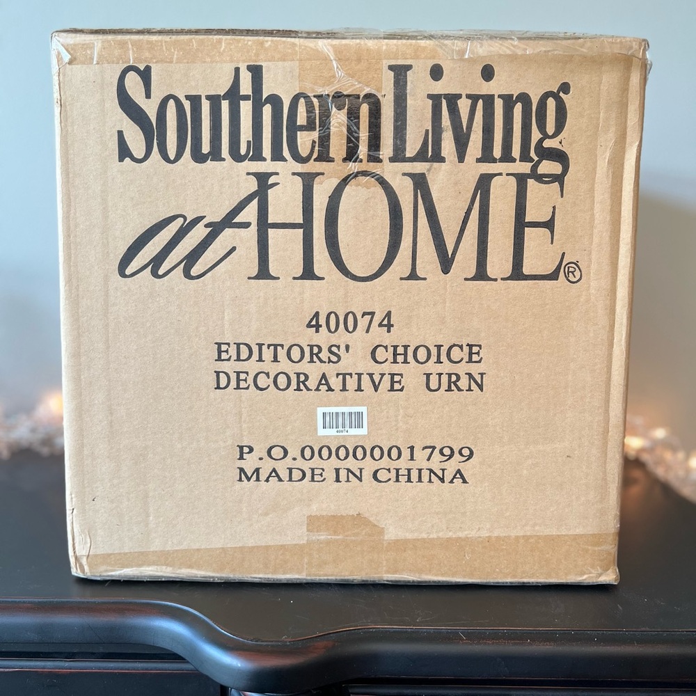 Southern Living at HOME Retired EDITORS' CHOICE DECORATIVE URN #40074 - Picture 4 of 4